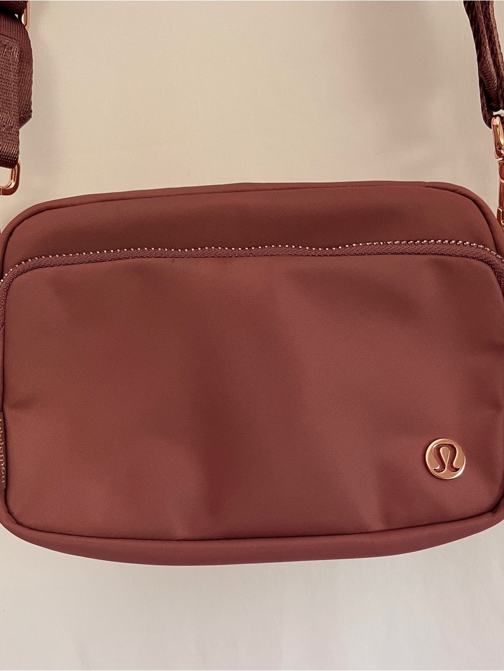 lululemon athletica Everywhere Crossbody Bag 2L Metal Hardware in Dusty Rose - Picture 3 of 11